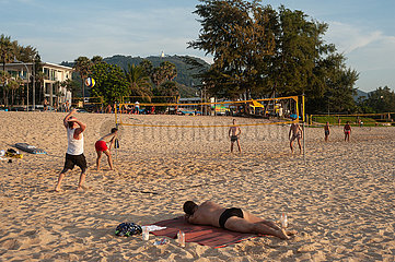 Phuket  Thailand  Touristen spielen am Strand von Karon Beach Volleyball
