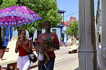 Kuba  Baracoa-Kubanische Familie unterwegs im Stadtzentrum