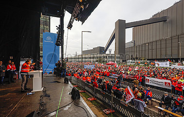 Stahlarbeiter demonstrieren bei ThyssenKrupp Steel  Duisburg  Ruhrgebiet  Nordrhein-Westfalen  Deutschland  Europa