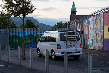 Grossbritannien  Nordirland  Belfast - GATE CLOSED am Peace Wall (teilt Stadtteil nach Konfession)  Katholischer Teil von West Belfast.
