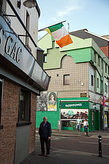 Grossbritannien  Nordirland  Belfast - Irish Pub mit irischer Fahne  Falls Road  katholisches West Belfast