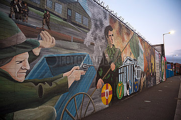 Grossbritannien  Nordirland  Belfast - Politische Wandmalerei  Falls Road  katholisches West Belfast