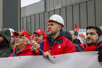 Stahlarbeiter demonstrieren bei ThyssenKrupp Steel  Duisburg  Ruhrgebiet  Nordrhein-Westfalen  Deutschland  Europa