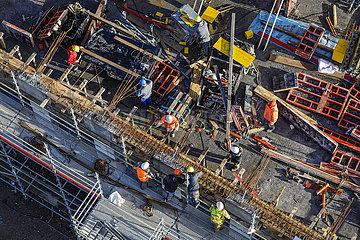 Bauarbeiter arbeiten auf einer Baustelle an einer Betonschalung  Oberhausen  Nordrhein-Westfalen  Deutschland