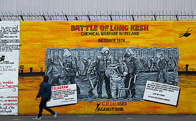 Grossbritannien  Nordirland  Belfast - Katholischer Teil von West Belfast  der Peace Wall teilt Stadtteil nach Konfession