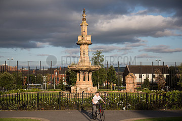 Grossbritannien  Nordirland  Belfast - Junge mit Fahrrad  Dunville Park an der Falls Road  katholisches West Belfast