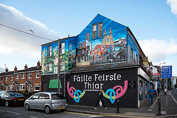 Grossbritannien  Nordirland  Belfast - Wandmalerei am Sitz der Touristeninformation  Falls Road  katholisches West Belfast