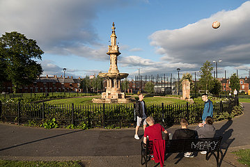 Grossbritannien  Nordirland  Belfast - Jugendliche  Dunville Park an der Falls Road  katholisches West Belfast