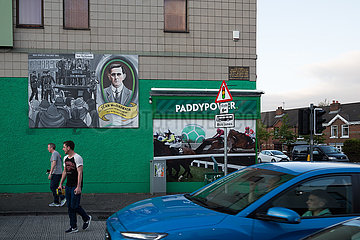 Grossbritannien  Nordirland  Belfast - Politische Wandmalerei  Ecke Falls Road  katholisches West Belfast
