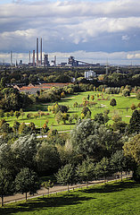 Industrielandschaft im Ruhrgebiet  Golfplatz  ThyssenKrupp Steel  Nordrhein-Westfalen  Deutschland  Europa