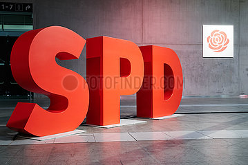 Berlin  Deutschland - Das Logo der SPD als personenhohe Objekte und die rote Rose beim Bundesparteitag.