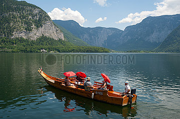 Hallstatt  Oesterreich  Touristen machen eine Bootstour auf dem Hallstaetter See