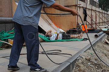 Peking; China; Arbeiter auf einer Baustelle im Geschaeftszentrum der Hauptstadt