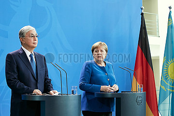 Berlin  Deutschland - Kassim-Schomart Tokajew und Bundeskanzlerin Angela Merkel.