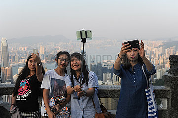 Hongkong  China  Touristen machen Selfies auf dem Victoria Peak