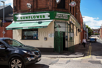 Grossbritannien  Nordirland  Belfast - Das Irish Pub Sunflower im Stadtzentrum mit Bombenschutz vor dem Eingang