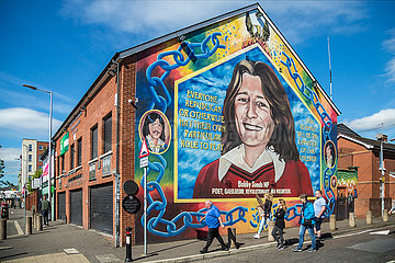 Grossbritannien  Nordirland  Belfast - Sinn-Fein-Gebauede mit Bobby-Sands-Portrait an der Falls Road  katholisches West Belfast