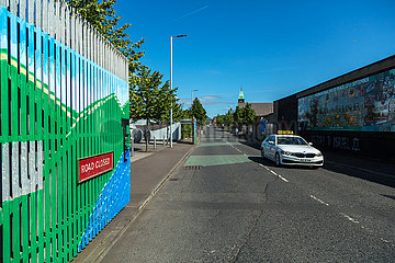 Grossbritannien  Nordirland  Belfast - Tagsueber offenes Tor am Peace Wall (teilt Stadtteil nach Konfession)  Katholischer Teil von West Belfast.