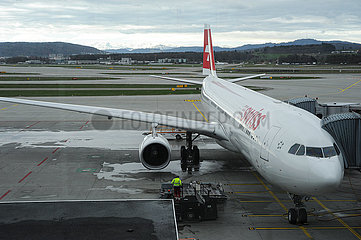 Zuerich  Schweiz  Flugzeug der Swiss auf dem Flughafen Zuerich-Kloten