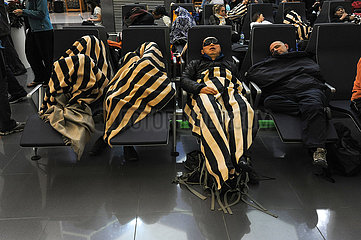 Abu Dhabi  Vereinigte Arabische Emirate  Passagiere schlafen in der Transithalle am Flughafen