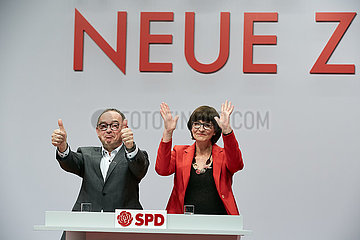 Berlin  Deutschland - Norbert Walter-Borjans und Saskia Esken nach den Bewerbungsreden beim Bundesparteitag der SPD.