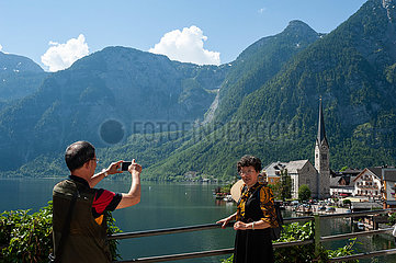 Hallstatt  Oesterreich  Chinesische Touristen fotografieren oberhalb des Hallstaetter See