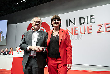 Berlin  Deutschland - Norbert Walter-Borjans und Saskia Esken nach der Wahl als Parteivorsitzende beim Bundesparteitag der SPD.