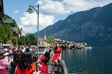 Hallstatt  Oesterreich  Scharen von Touristen am Ufer des Hallstaetter See