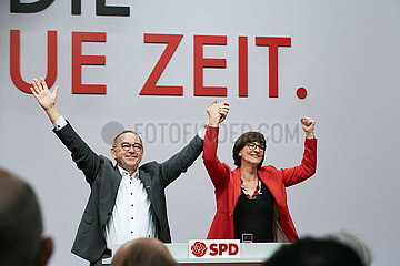 Berlin  Deutschland - Norbert Walter-Borjans und Saskia Esken nach den Bewerbungsreden beim Bundesparteitag der SPD.