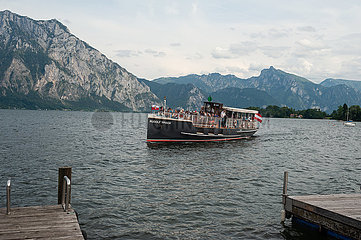 Altmuenster  Oesterreich  Touristen machen auf dem Traunsee eine Bootstour
