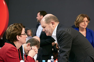 Berlin  Deutschland - Klara Geywitz und Olaf Scholz auf dem Bundesparteitag der SPD.
