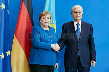 Berlin  Deutschland - Kassim-Schomart Tokajew und Bundeskanzlerin Angela Merkel bei der offiziellen Begruessung im Kanzleramt.