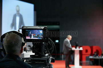 Berlin  Deutschland - Norbert Walter-Borjans mit der Bewerbungsrede beim Bundesparteitag der SPD.
