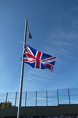 Grossbritannien  Nordirland  Belfast - Protestantischer Teil von West Belfast  Union Jack am Peace Wall  der Stadtteil nach Konfession teilt