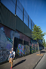Grossbritannien  Nordirland  Belfast - Protestantischer Teil von West Belfast (Cupar Way)  der Peace Wall teilt Stadtteil nach Konfession