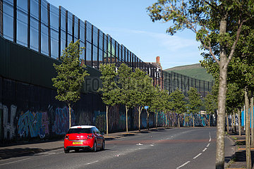 Grossbritannien  Nordirland  Belfast - Protestantischer Teil von West Belfast (Cupar Way)  der Peace Wall teilt Stadtteil nach Konfession