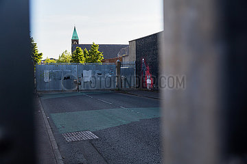 Grossbritannien  Nordirland  Belfast - GATE CLOSED am Peace Wall (teilt Stadtteil nach Konfession)  Katholischer Teil von West Belfast.