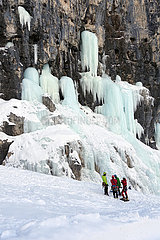 Armentarola  Italien  Kletterer stehen vor einer vereisten Bergwand