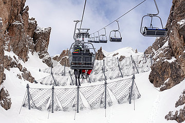 Armentarola  Italien  Schneefangnetze an einem Berghang mit Sessellift