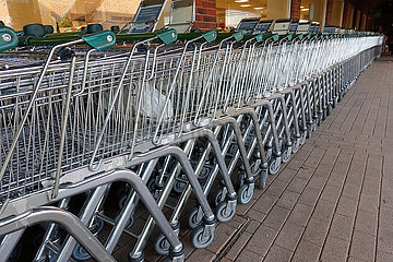 Portsmouth  Grossbritannien  zusammengeschobene Einkaufswagen vor einem Supermarkt