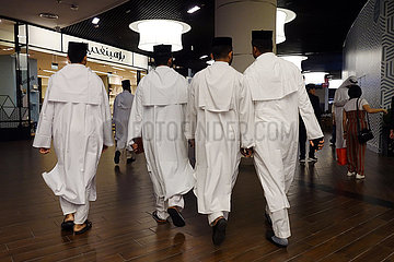 Dubai  Vereinigte Arabische Emirate  Maenner in traditioneller Kleidung auf dem Weg zum Gebet