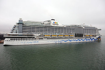 Southampton  Grossbritannien  Kreuzfahrtschiff AIDAprima im Hafen