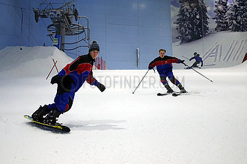 Dubai  Vereinigte Arabische Emirate  Teenager fahren in der Indoorskihalle Ski Dubai Snowboard und Ski