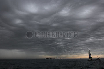 Yarmouth  Grossbritannien  Gewitterwolken ueber dem Solent mit Blick auf Hurst Castle
