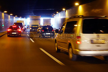 Berlin  Deutschland  Autos und Lastkraftwagen in einem Tunnel auf der A 100