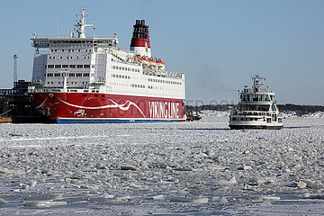 Helsinki  Finnland  Faehre der Viking Line und Passagierschiff Suomenlinna II auf der gefrorenen Ostsee