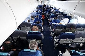 Berlin  Deutschland  Reisende in einem Flugzeug