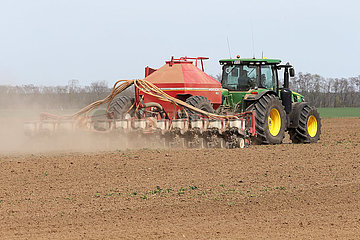 Graditz  Deutschland  Landwirt bringt auf einem Acker Saatgut ein