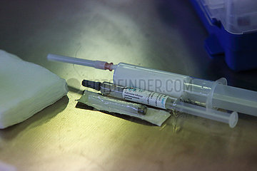 Wardow  Detailaufnahme  Spritze mit Influenza- und Tetanus-Impfstoff