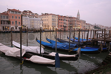 Venedig  Italien  Gondeln liegen am Morgen abgedeckt und vertaeut am Ufer